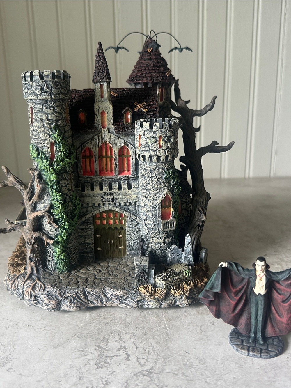 Hawthorne Village Dracula's Castle Universal Monsters & Figure Lighted w Box